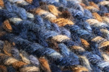 Mavi yün örgü kumaş, arkaplan veya doku üzerindeki büyük döngüler