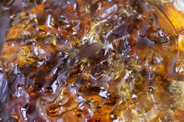 Kavanozda, arka planda ya da dokuda lehimleme için kahverengi reçine