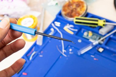 Masaüstü arkaplanındaki küçük lehimleme araçları kapat