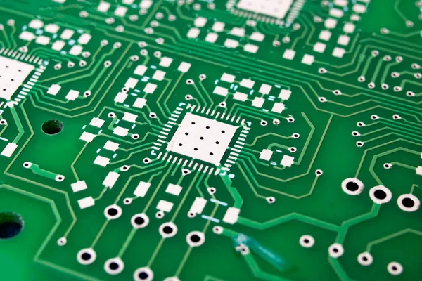 Yeşil PCB üzerindeki izler kapat