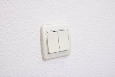 Beyaz bir duvarda çift prizler. Yaklaş.