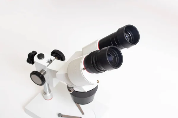 Grå Medicinskt Mikroskop Vit Bakgrund Ovanifrån — Stockfoto