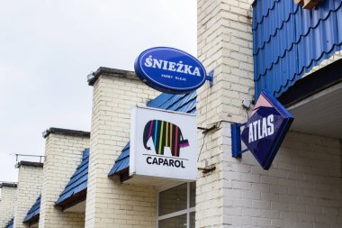 BELARUS, NOVOPOLOTSK - 17 HAZİRAN 2021: Caparol, sniezka ve atlas mağazasındaki imza panosu