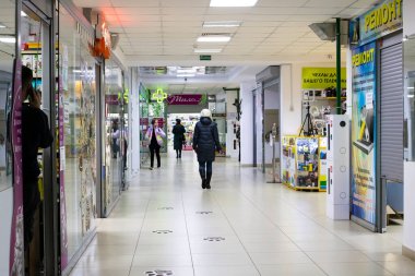 BELARUS, NOVOPOLOTSK - 17 NİSAN, 2021: Alışveriş merkezi salonu