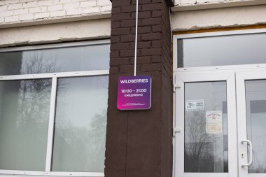 BELARUS, NOVOPOLOTSK - 17 HAZİRAN, 2021: Yaban mersini mağazası tabelası ve kapısı