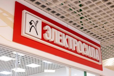 BELARS, NVOPOLOTSK - 20 Nisan 2021: Elektroşok cihazlarının kapatıldığı bir mağazanın imzası