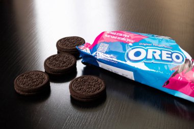 BELARUS, NOVOPOLOTSK - 25 NİSAN, 2021: Oreo kurabiyeleri ahşap bir masada yakın plan