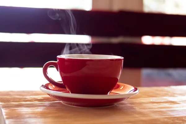 Rote Tasse Mit Dampf Auf Dem Tisch Aus Nächster Nähe — Stockfoto
