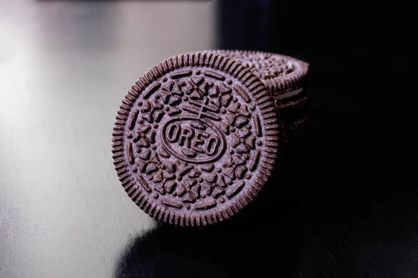 Belarus Novopolotsk April 2021 Oreo Koekjes Een Houten Tafel Close — Stockfoto