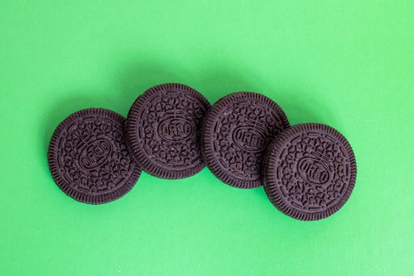 Беларусь Новополоцк Апреля 2021 Печенье Oreo Зеленом Фоне Крупным Планом — стоковое фото