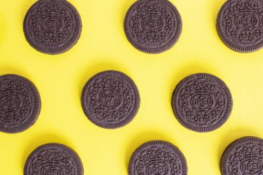 BELARUS, NOVOPOLOTSK - 25 Nisan 2021: Sarı arkaplanda Oreo kurabiyeleri