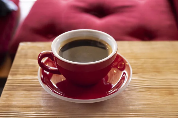 Rote Tasse Mit Dampf Auf Dem Tisch Aus Nächster Nähe — Stockfoto