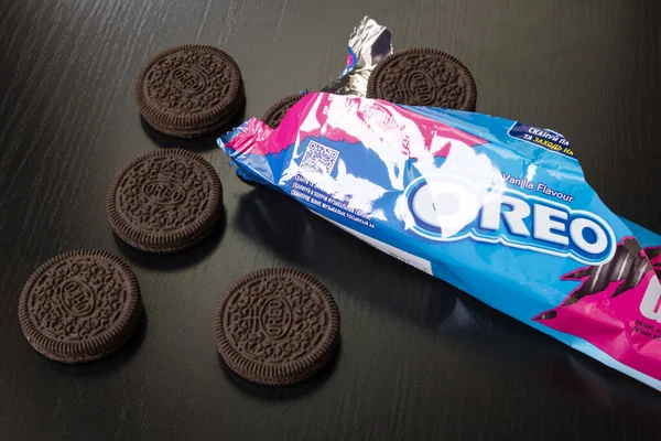 Belarus Novopolotsk Aprilie 2021 Cookie Uri Oreo Masă Lemn Închid — Fotografie, imagine de stoc