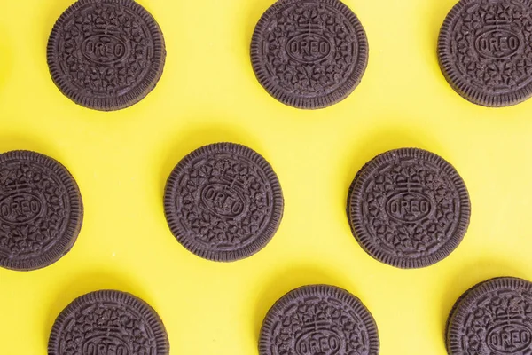 Belarus Novopolotsk April 2021 Oreo Cookies Gul Bakgrund Närbild — Stockfoto