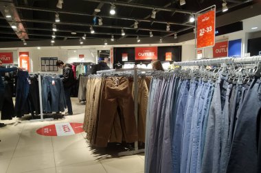 BELARUS, NOVOPOLOTSK - 29 Eylül 2020: Giysiler mağazaya yakın raflarda