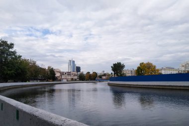 BELARUS, NOVOPOLOTSK - 29 Eylül 2020: Sonbaharda nehir kanalı manzarası