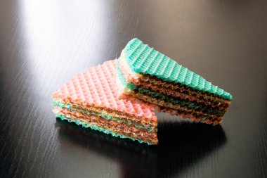 Ahşap masada iki waffle keki. Yakın plan.