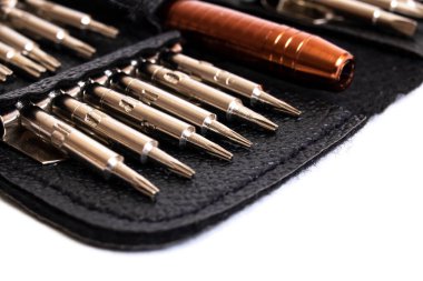 Deri bir çantadaki bir tornavida seti yakın planda izole edilmiş.