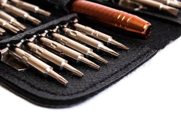 Deri bir çantadaki bir tornavida seti yakın planda izole edilmiş.