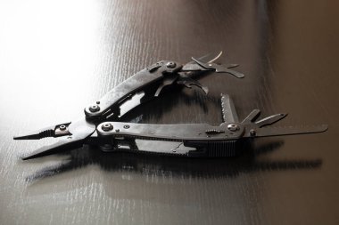 Tahta masadaki siyah çoklu araç