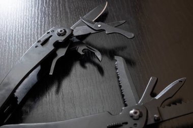 Tahta masadaki siyah çoklu araç