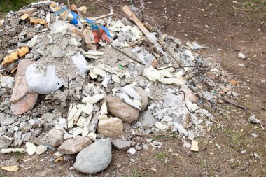 Çimlere inşaat atığı yığını