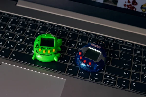 Belarus Novopolotsk May 2021 Dos Juguetes Tamagotchi Teclado Del Ordenador — Foto de Stock