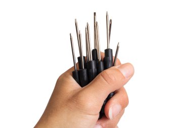 Tornavidayı beyaz arkaplanda izole halde tutan eller yakın plan