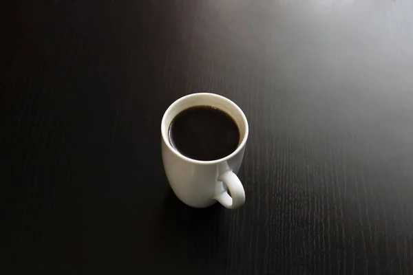 Weiße Tasse Kaffee Auf Holztisch Aus Nächster Nähe — Stockfoto
