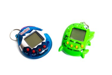 BELARUS, NOVOPOLOTSK - 04 Mayıs 2021: Beyaz arka planda izole edilmiş iki tamagotchi oyuncağı
