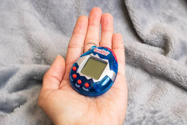 BELARUS, NOVOPOLOTSK - 04 MAYIS 2021: İki Tamagotchi oyuncağı