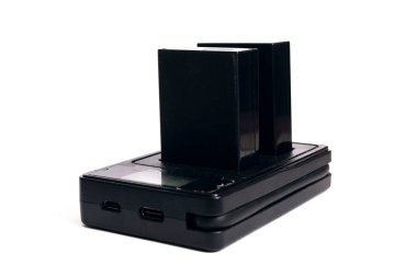 Beyaz arkaplanda izole edilmiş iki pil için şarj cihazı.