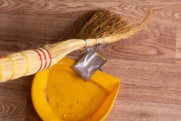 Broom Scoop Removes Garbage Wooden Floor Close — Stock Photo, Image