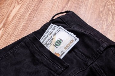 Pantolonumun arka cebinde dolar var.