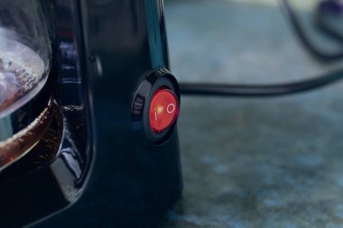 Mutfak masasındaki sade kahve makinesi, boşluğu kopyala