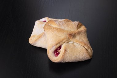 Ahşap bir masada reçelli iki kurabiye yakın plan