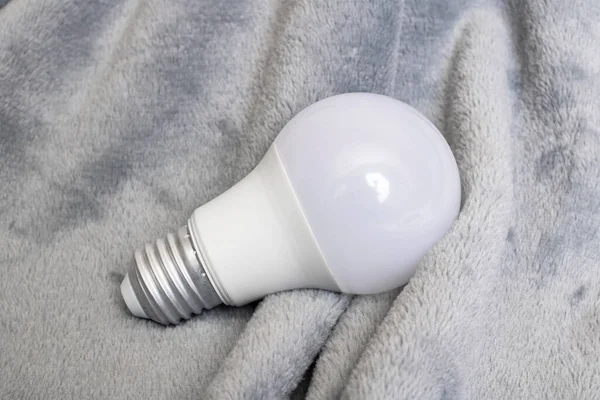 Энергосберегающая Лампочка Сером Фоне — стоковое фото