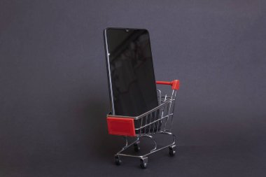 BELARUS, NOVOPOLOTSK - 11 Mayıs 2021: Siyah arka plandaki alışveriş arabasında Xiaomi 'yi ara