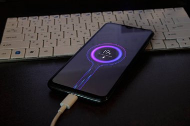 BELARUS, NOVOPOLOTSK - 11 MAYIS 2021: telefon xiaomi kapatılıyor