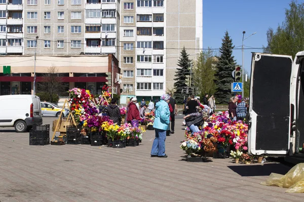 Belarus Novopolotsk Maj 2021 Sprzedaż Sztucznych Kwiatów Ulicy — Zdjęcie stockowe