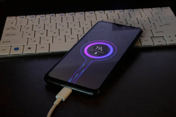 BELARUS, NOVOPOLOTSK - 11 MAYIS 2021: telefon xiaomi kapatılıyor