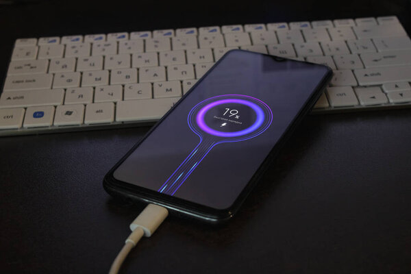 БЕЛАРУС, НОВОПОЛОЦК - 11 МАЯ 2021: Телефон xiaomi заряжается крупным планом