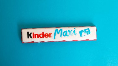BELARUS, NOVOPOLOTSK - 11 Mayıs 2021: Mavi arkaplanda Kinder Maxi
