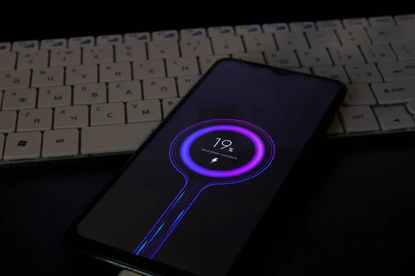BELARUS, NOVOPOLOTSK - 11 MAYIS 2021: telefon xiaomi kapatılıyor