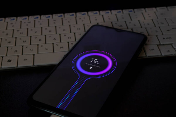 БЕЛАРУС, НОВОПОЛОЦК - 11 МАЯ 2021: Телефон xiaomi заряжается крупным планом