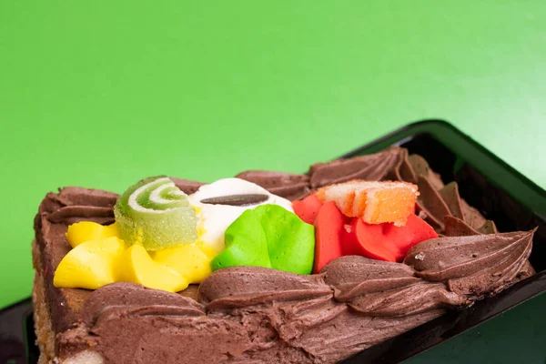 Schokoladencremetorte Auf Grünem Hintergrund Aus Nächster Nähe — Stockfoto