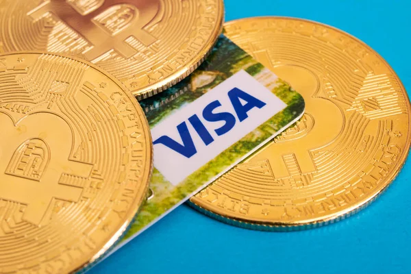 BELARUS, NOVOPOLOTSK -16 MAYIS, 2021: Bitcoins ve vize kartı
