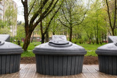 Parktaki büyük çöp bidonları kapanıyor.