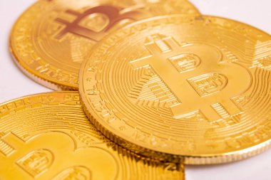 Ağaç bitcoin paraları beyaz arkaplanda izole edilmiş.