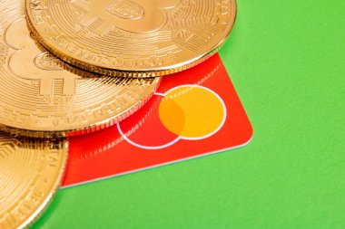 BELARUS, NOVOPOLOTSK -16 MAYIS, 2021: Bitcoins ve Mactercard